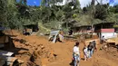 Arus air deras dari pegunungan menyapu permukiman warga yang ada di Kota Bello dan meninggalkan lumpur tebal dan puing-puing di jalanan. (JAIME SALDARRIAGA/AFP)