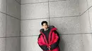 Kim Soo Hyun memperlihatkan tubuhnya yang tinggi menjulang lewat padu padan outfit ini. Ia madukan kemeja putih yang ditumpuknya dengan sweater hitam, lalu puffer jacket merah, dan celana panjang hitam. [Foto: Instagram/soohyun_k216]
