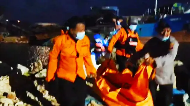 Petugas mengavukasi korban tewas dalam insiden kebakaran 2 kapal di Lamongan. (Foto: Liputan6.com/Dian Kurniawan)