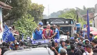 Pelatih Persib Bandung, Bojan Hodak dan dua pemain Persib Bandung, Marc Klok serta Victor Iqbonefo memegang trofi BRI Liga 1 2023/2024 saat diarak menuju kediaman Umuh Muchtar, Tanjungsari, Sumedang, Minggu (02/06/2024). (Bola.com/M Iqbal Ichsan)