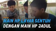Momen seorang bocah tetap asyik bermain walaup hp nya jadul dan teman-temannya sudah menggunakan hp layar sentuh.