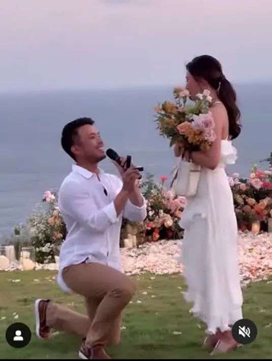 Dress halter tersebut juga memiliki punggung terbuka yang memberikan kesan seksi elegan (Foto: Instagram @asmirandah89)