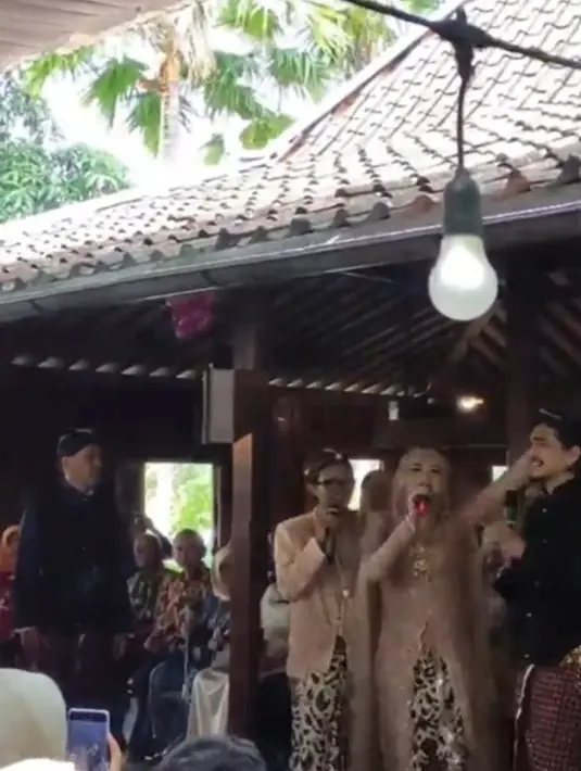 "Ke acara nikahan yang among tamu pak duta sheila on 7. Antri foto bukan sama mantennya tapi malah pada antri foto sama among tamu nya," tulis akun Tiktok @dwi_nuraini17 [TikTok/@dwi_nuraini17]