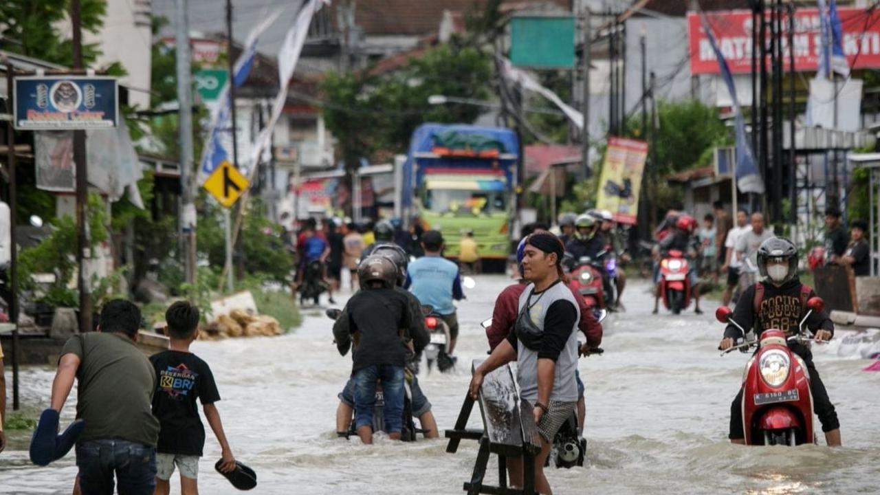 Diketahui, banjir tersebut sempat melumpuhkan lalu lintas Demak-Semarang hingga Jawa Timur.
