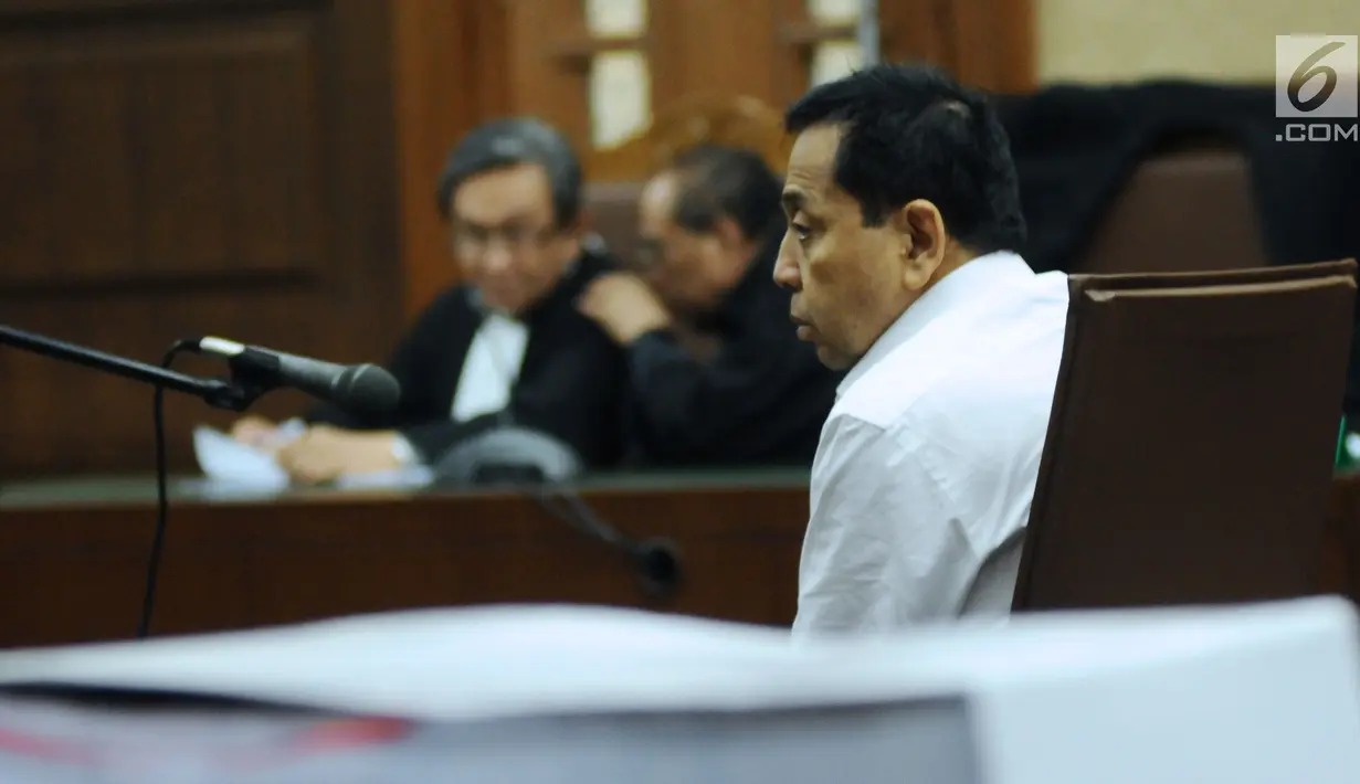 Terdakwa korupsi proyek E-KTP Setya Novanto saat mengikuti sidang perdana di Pengadilan Tipikor, Jakarta, Rabu (13/12). Sidang mendengarkan pembacaan dakwaan oleh JPU KPK. (Liputan6.com/Helmi Fithriansyah)