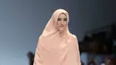 Busana muslimah juga dikenakan oleh Adelia Wilhelmina. Istri Pasha Ungu itu juga berlenggak-lenggok di atas panggung JFW dengan busana simple tapi elegan. (Deki Prayoga/Bintang.com)