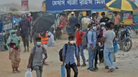 Orang-orang berjalan untuk naik feri menuju kota asal mereka setelah pelonggaran lockdown nasional COVID-19 di Sreenagar, Selasa (13/7/2021). Pemerintah Bangladesh melonggarkan lockdown yang sedang berlangsung selama seminggu mulai 15 hingga 22 Juli untuk perayaan Idul Adha. (Munir Uz zaman/AFP)