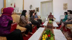 Panitia seleksi calon pimpinan Komisi Pemberantasan Korupsi (Pansel KPK) menemui Presiden Joko Widodo, Jakarta, Senin (25/5/2015). Ini kali pertama Pansel menghadap Presiden usai diumumkan 20 Mei lalu. (liputan6.com/Faizal Fanani)