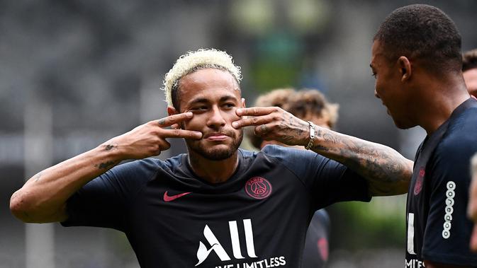 Pemain Paris Saint-Germain Neymar (kiri) bercanda dengan Kylian Mbappe saat sesi latihan jelang menghadapi Rennes dalam Trophee des Champions di Stadion Universiade Shenzhen, China, Jumat (2/8/2019). PSG akan menghadapi Rennes pada Sabtu, 3 Agustus 2019. (FRANCK FIFE/AFP)