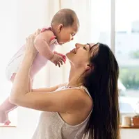 Ilustrasi Menggendong Bayi Credit: pexels.com/Serra