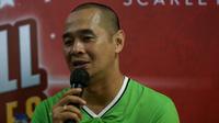 Kurniawan Dwi Yulianto dalam konferensi pers laga ekshibisi Star Football Challenges bersama John Terry dan Alessandro Nesta di Stadion Patriot Candrabhaga, Bekasi, Sabtu (12/11/2022) (c) Bola.net/Bagaskara Lazuardi