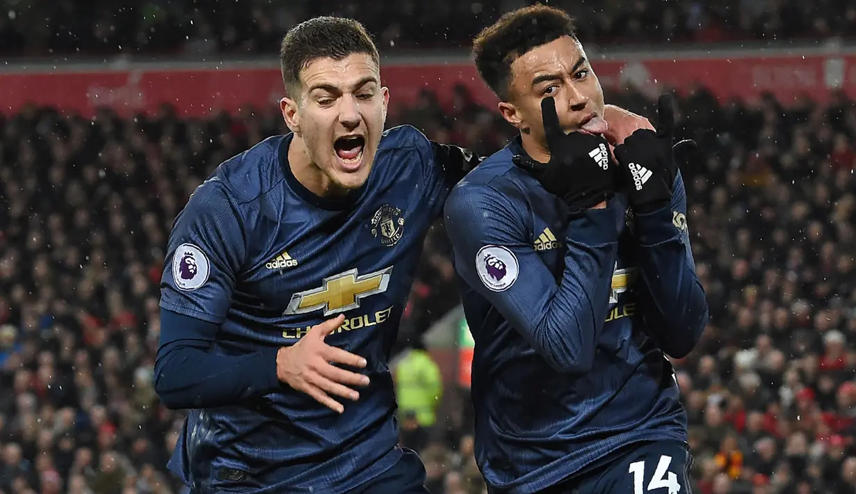 Gelandang Manchester United, Jesse Lingard, merayakan gol yang dicetaknya ke gawang Liverpool pada laga Premier League di Stadion Anfield, Liverpool, Minggu (16/12). Liverpool menang 3-1 atas MU. (AFP/Paul Ellis)