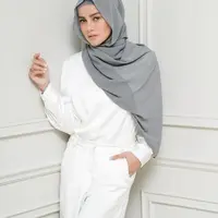 "Kalian nih sudah berteman lama terus temen kalian ngomongin kalian dan halnya yang gak benar lagi, gimana perasaannya? Udah itu aja," pungkasnya. (Instagram/ollaramlanaufar)