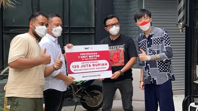 Dokter Tirta bersama dengan Mie Merapi dan HPL melakukan pembagian paket makanan (ist)