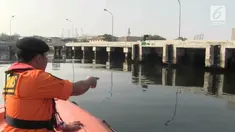 Tim Patroli Basarnas DKI Jakarta, Sabtu pagi, melakukan penyisiran terkait munculnya buaya yang belakangan menjadi viral, di Dermaga Pondok Dayung, Tanjung Priok, Jakarta Utara. Penyisiran kali ini dilakukan di lokasi pertama kali terlihat dan hingga...