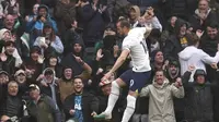 Striker Tottenham Hotspur, Harry Kane, merayakan gol yang dicetaknya ke gawang Crystal Palace dalam laga pekan ke-35 Premier League 2022/2023 di Tottenham Hotspur Stadium, Sabtu (6/5/2023). (John Walton/PA via AP)