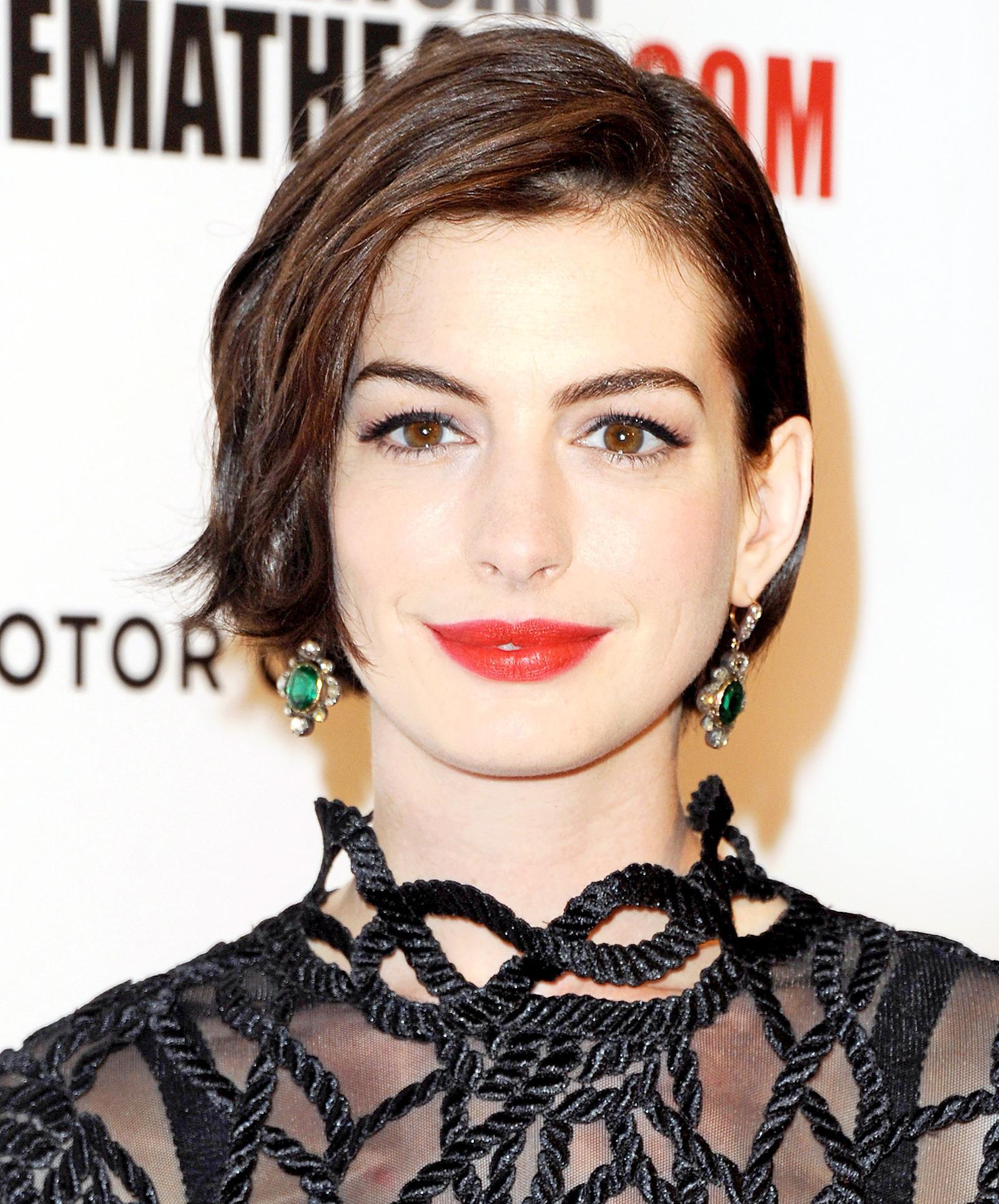 Ingin Coba Potongan Rambut Bob Terbaru  Anne Hathaway 