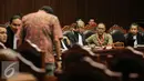 Wakil Ketua KPK non Aktif, Bambang Widjojanto (kedua kanan) menghadiri sidang Uji Materi UU KPK di Mahkamah Kontitusi, Jakarta, Selasa (23/6/2015). Sidang menghadirkan dua saksi ahli guna menguji materi UU No.30 Tahun 2002. (Liputan6.com/Faizal Fanani)
