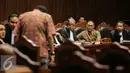 Wakil Ketua KPK non Aktif, Bambang Widjojanto (kedua kanan) menghadiri sidang Uji Materi UU KPK di Mahkamah Kontitusi, Jakarta, Selasa (23/6/2015). Sidang menghadirkan dua saksi ahli guna menguji materi UU No.30 Tahun 2002. (Liputan6.com/Faizal Fanani)