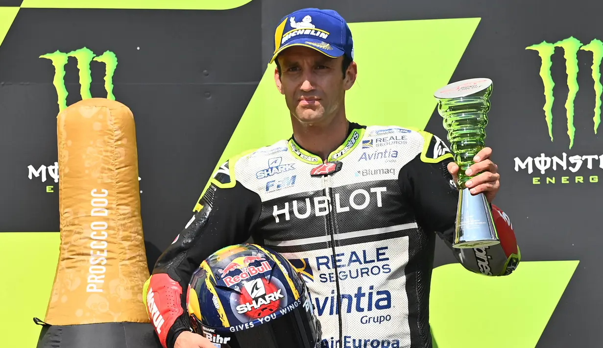 Pembalap Avintia Ducati, Johann Zarco, melakukan selebrasi usai menjuarai balapan MotoGP Republik Ceska di Sirkuit Brno, Minggu (9/8/2020). Brad Binder menjadi yang tercepat dengan catatan waktu 41 menit 38,764 detik. (AFP/Joe Klamar)