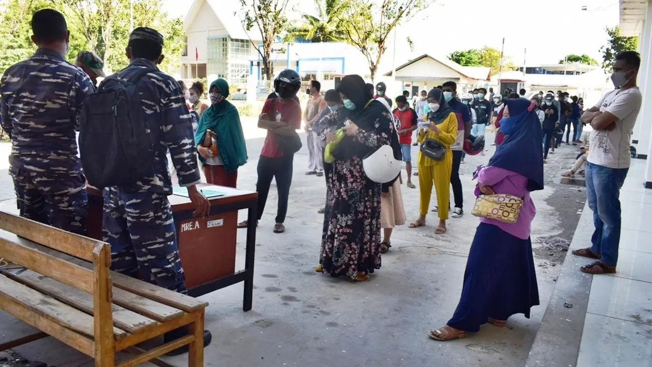 Antusias ratusan warga Kbupaten Sikka, Nusa Tenggara Timur (NTT) mengikuti antrian pendaftaran vaksinasi Covid-19.(Liputan6.com/ Dionisius Wilibardus)