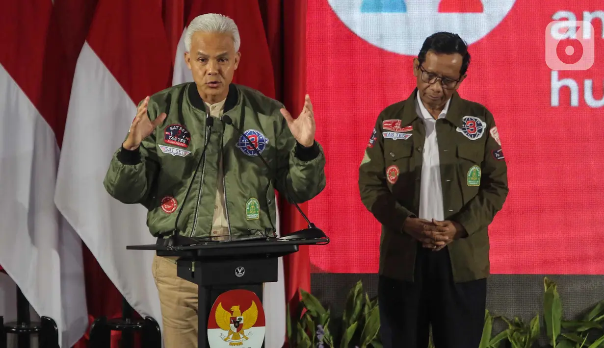 Capres-Cawapres nomor urut 3 Ganjar Pranowo (kiri) dan Mahfud MD menyampaikan paparan Penguatan Anti Korupsi untuk Penyelenggara Negara Berintegritas (Paku Integritas) di Gedung Merah Putih KPK, Jakarta, Rabu (17/1/2024). (Liputan6.com/Angga Yuniar)