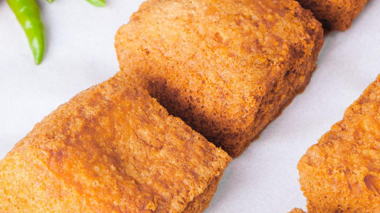 Hindari makanan dan minuman yang dapat memperburuk kondisi tenggorokan dan pastikan Anda memilih makanan yang lebih lembut dan mudah dicerna untuk membantu tubuh dalam proses pemulihan.