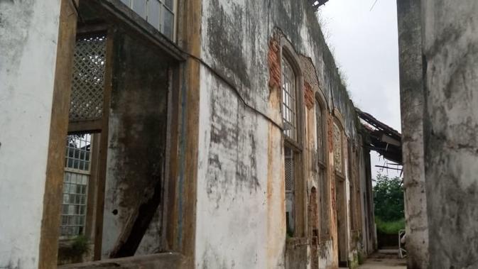 Bangunan Tua Rumah  Cimanggis dan Sosok  Misterius Wanita 