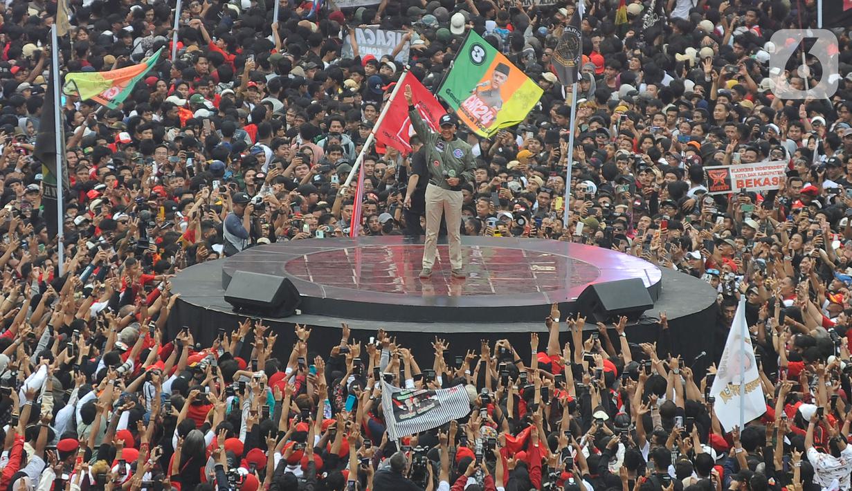 Calon Presiden nomor urut 3 Ganjar Pranowo memberikan pidato politik di Stadion Utama Gelora Bung Karno (SUGBK), Jakarta, Sabtu (3/2/2024). (merdeka.com/Arie Basuki)
