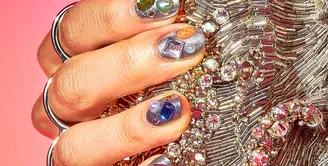 Bedazzled Gemstones, nail art dengan taburan batu-batu gemerlap dan eklektik. (Foto: Allure.com