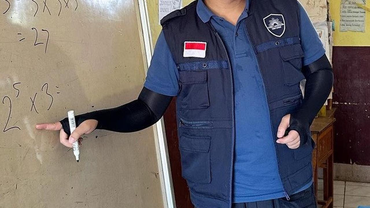 Bagikan 300 Pasang Sepatu, Intip Momen Jerome Polin Jadi Guru di Lembata