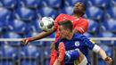Pemain Augsburg, Felix Uduokha berebut bola dengan Schalke 04, Bastian Oczipka, pada laga Bundesliga di Veltins-Arena, Minggu (24/5/2020). Augsburg menang dengan skor 3-0 atas Schalke 04. (AP/Martin Meissner)