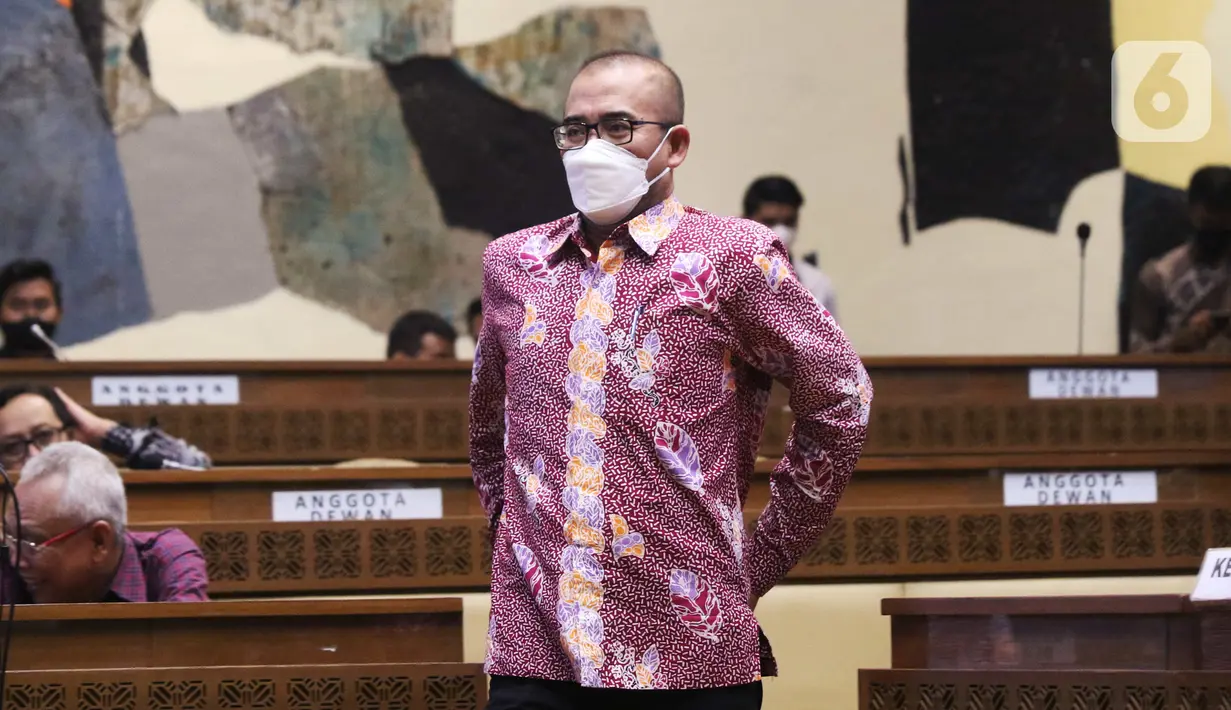 Ketua KPU Hasyim Asy'ari (batik ungu) bersiap mengikuti rapat kerja dengan Komisi II DPR RI di Kompleks Parlemen Jakarta, Rabu (13/4/2022). Raker tersebut membahas persiapan pemilu serentak pada 2024. (Liputan6.com/Angga Yuniar)