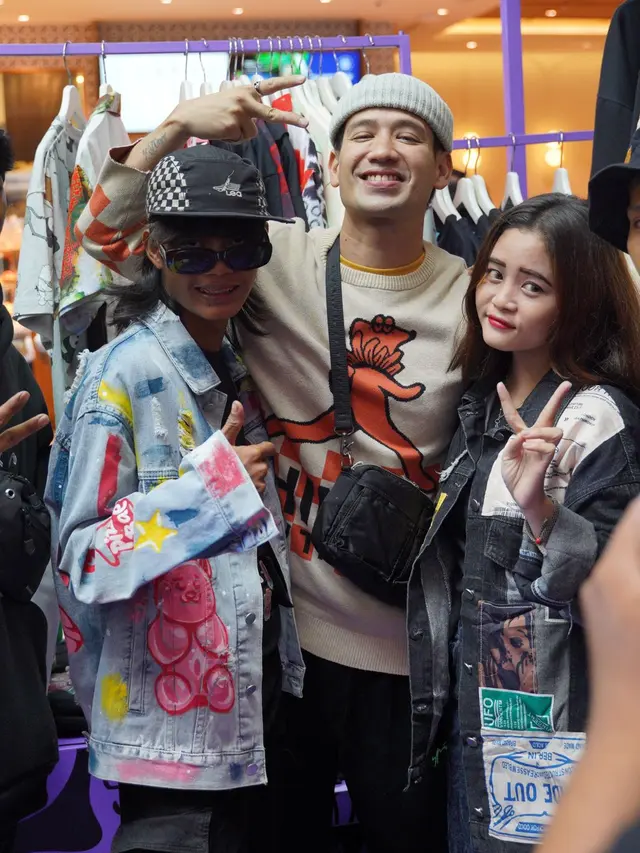 Tara Budiman dan sejumlah selebritas dalam pergelaran mode bertema bahan denim. (Foto: Dok. Tim Lia Lorenza)