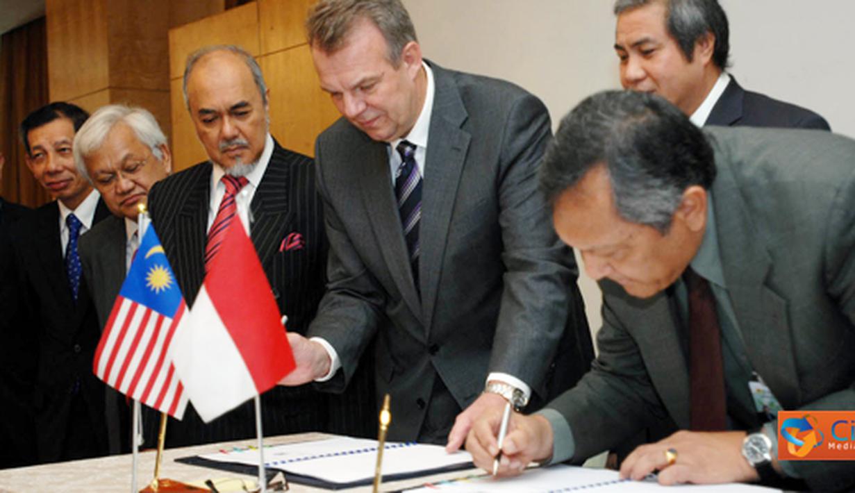 Citizen6, Jakarta: Chief Executive Officer SEB, Mr Torstein Dale Sjotveit dengan Direktur Perencanaan dan Teknologi PLN, Nasri Sebayang menandatangani kerjasama pembangunan interkoneksi pada, Senin (18/7). (Pengirim: Agus Trimukti)