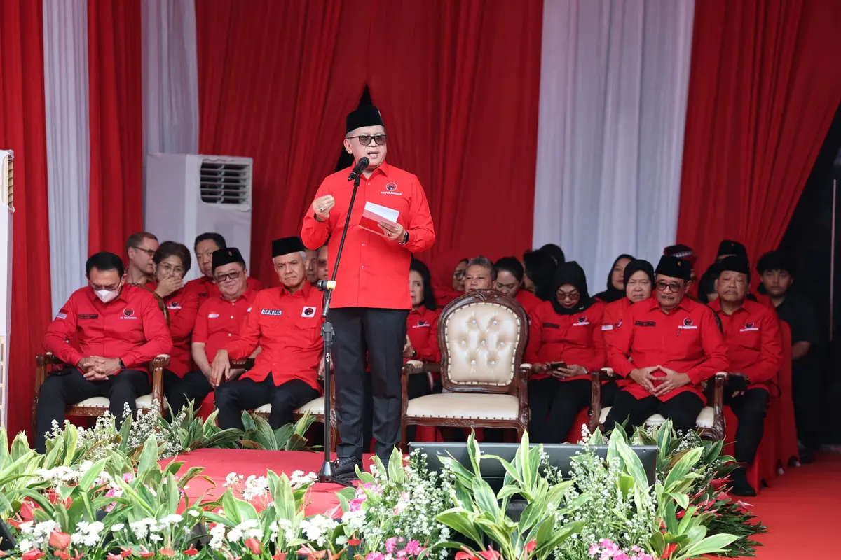 Sekjen PDIP Hasto Kristiyanto dalam amanatnya saat memimpin Upacara Pengibaran Bendera Merah Putih dalam rangka Hari Lahir Pancasila, Senin (1/6/2026).