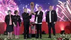Menteri Pemuda dan Olahraga Zainudin Amali (tengah) bersama Ketua Umum PSSI Mochamad Iriawan (kedua kanan) mengangkat trofi Piala Presiden 2022 disaksikan Direktur Programming SCM Harsiwi Achmad (kedua kiri) dan Plt Direktur Utama PT LIB Sudjarno (kanan) pada acara launching di SCTV Tower, Senayan City, Jakarta, Senin (6/6/2022). Piala Presiden 2022 akan berlangung pada 11 Juni hingga 17 Juli mendatang. (Liputan6.com/Faizal Fanani)