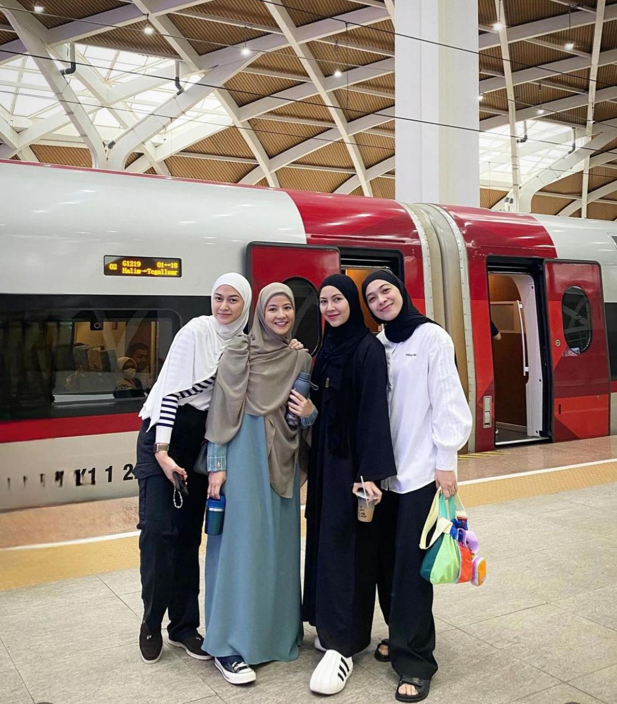 7 Potret Geng Berhijab yang Selalu Mengabadikan Setiap Momen Liburan dan Kerja!