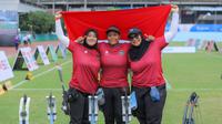 Nurisa Dian Ashrifah, Ratih Zilizati Fadhly, dan Yurike Dina Bonita Pereira menyumbangkan medali emas dari Nomor Compound Panahan di SEA Games 2025, Kamis (18/12/2025). (Bola.com/Bagaskara Lazuardi)