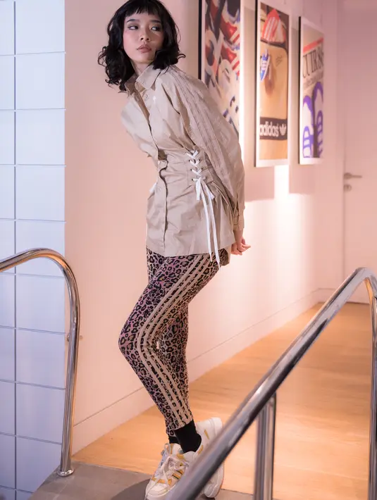 Sedangkan jika kamu ingin menambahkan kesan yang lebih kasual, kenakan legging bermotif macan seperti terlihat pada foto. Pemilihan sepatu juga penting, model mengenakan sneakers putih terbaru dari adidas. Foto: Document/FIMELA.