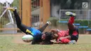 Pemain Rugby putri Papua dan DIY Yogyakarta berebut bola pada Kejurnas Rugby 7's di GOR Soemantri Brodjonegoro, Jakarta, Rabu (25/10). Ajang ini merupakan seleksi jelang Asian Games 2018 dan menguji kesiapan panitia. (Liputan6.com/Helmi Fithriansyah)