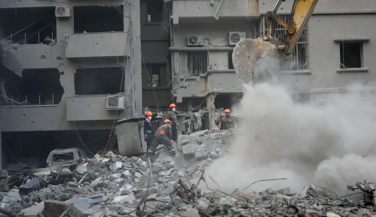 Dilanjut dengan serangan kedua yang menghantam sebuah gedung empat lantai di Jalan Fathallah di Basta Al Fawqa. (AP Photo/Hussein Malla)