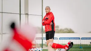 Nova Arianto memimpin sesi pemusatan latihan Timnas Indonesia U-17 di Dubai, Uni Emirat Arab. Skuad Garuda Muda disiapkan untuk berlaga di Piala Dunia U-17 2025. (Dok. PSSI)