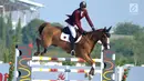 Atlet ketangkasan berkuda Qatar, Althani Al mengendalikan kuda yang bernama Sirocco  saat final round 1 individual jumping Asian Games 2018 di Jakarta Kamis (30/8). Sirocco merupakan kuda termahal yang tampil di Asian Games 2018. (Merdeka.com/Arie Basuki)