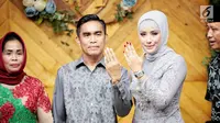 Aktris Shinta Bachir bersama anggota DPRD Sidrap, Idham Masse memperlihatkan cincin saat acara lamaran di Jakarta, Sabtu (8/9). Shinta Bachir mengenakan kebaya berwarna abu-abu lengkap dengan kerudung yang menutupi kepalanya. (Liputan6.com/Faizal Fanani)