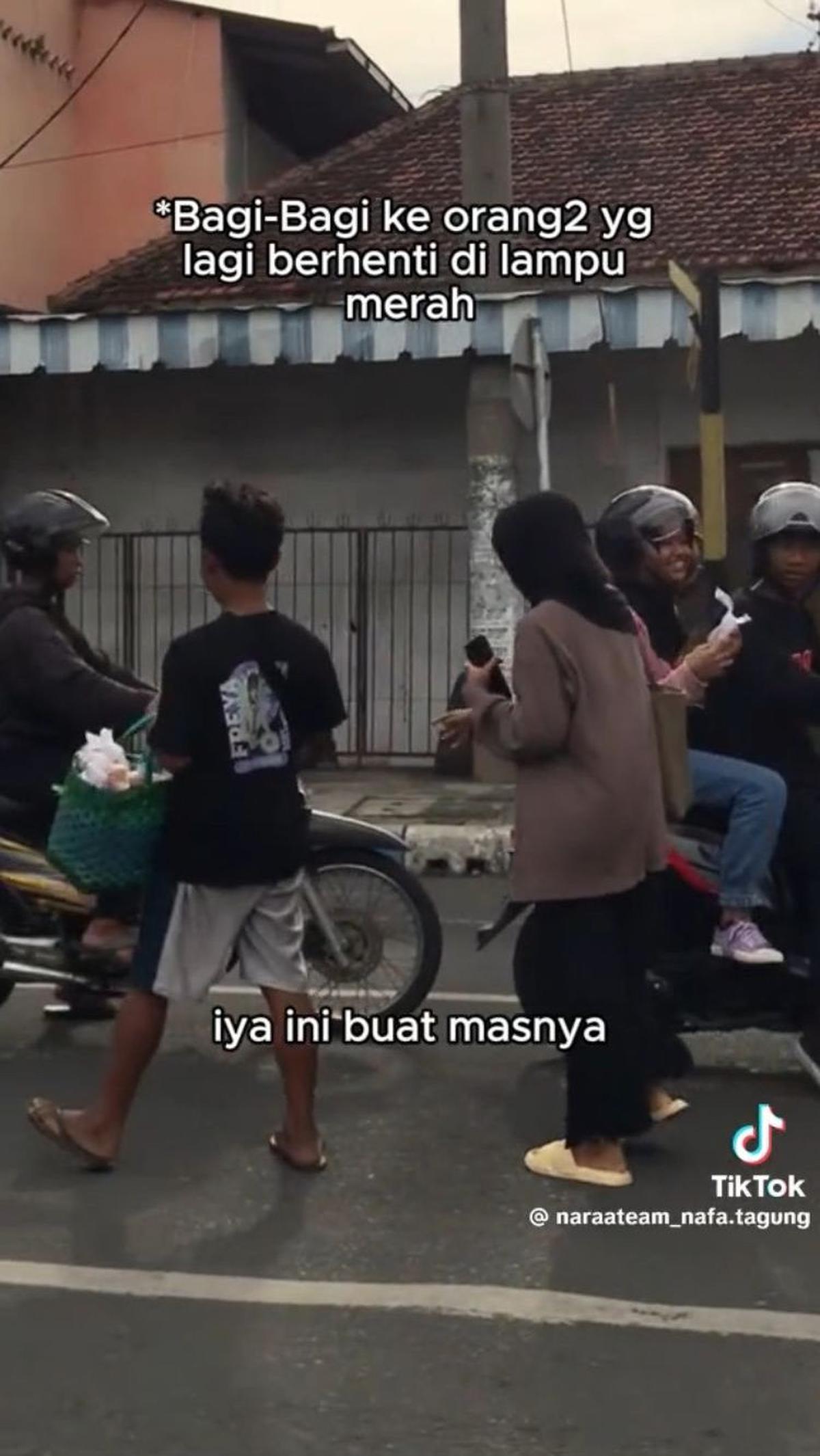 Dalam video viral tersebut, tim Nara tampak memborong dagangan Dewa. Tahu goreng tersebut kemudian dibagikan secara gratis untuk orang-orang.