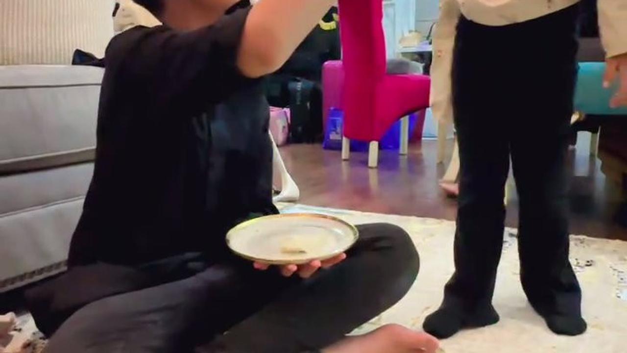 7 Potret King Faaz Anak Fairuz A Rafiq Momong Sang Adik, Disuapi dengan Hati-Hati - Diperlakukan Penuh Kasih