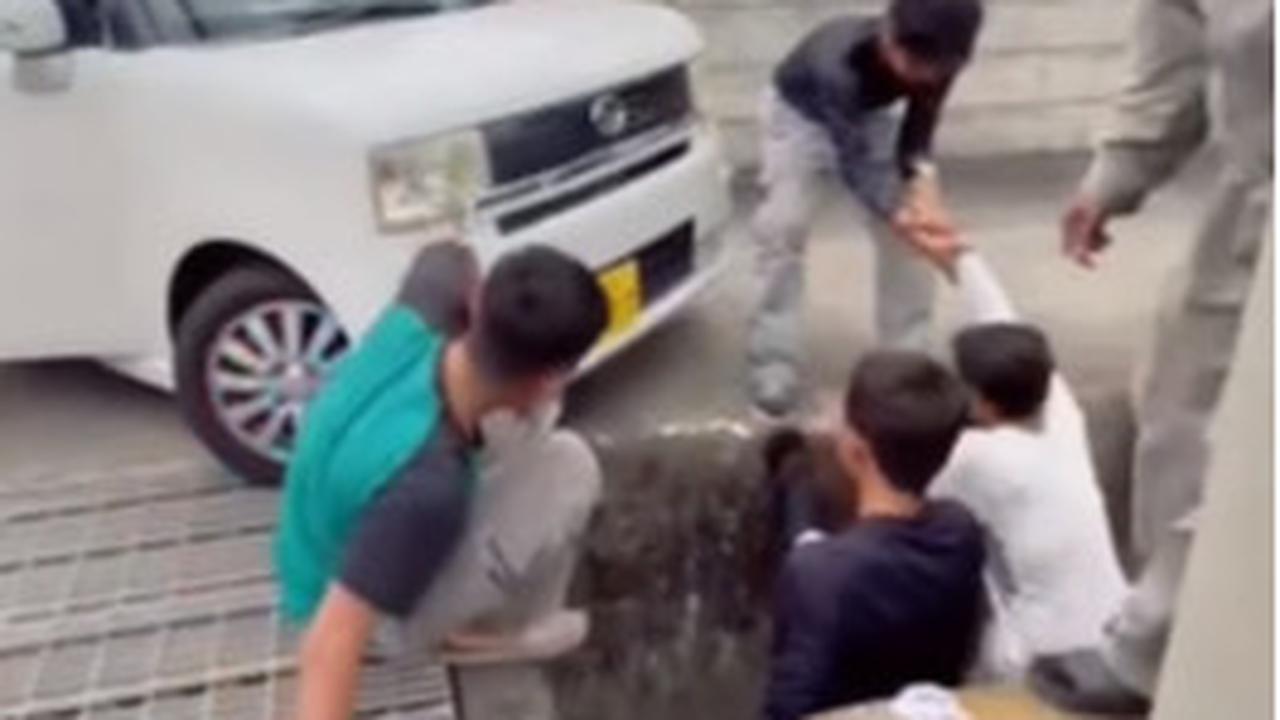 Gerombolan Pria WNI Bantu Angkat Mobil hingga Turun Langsung ke Selokan di Jepang