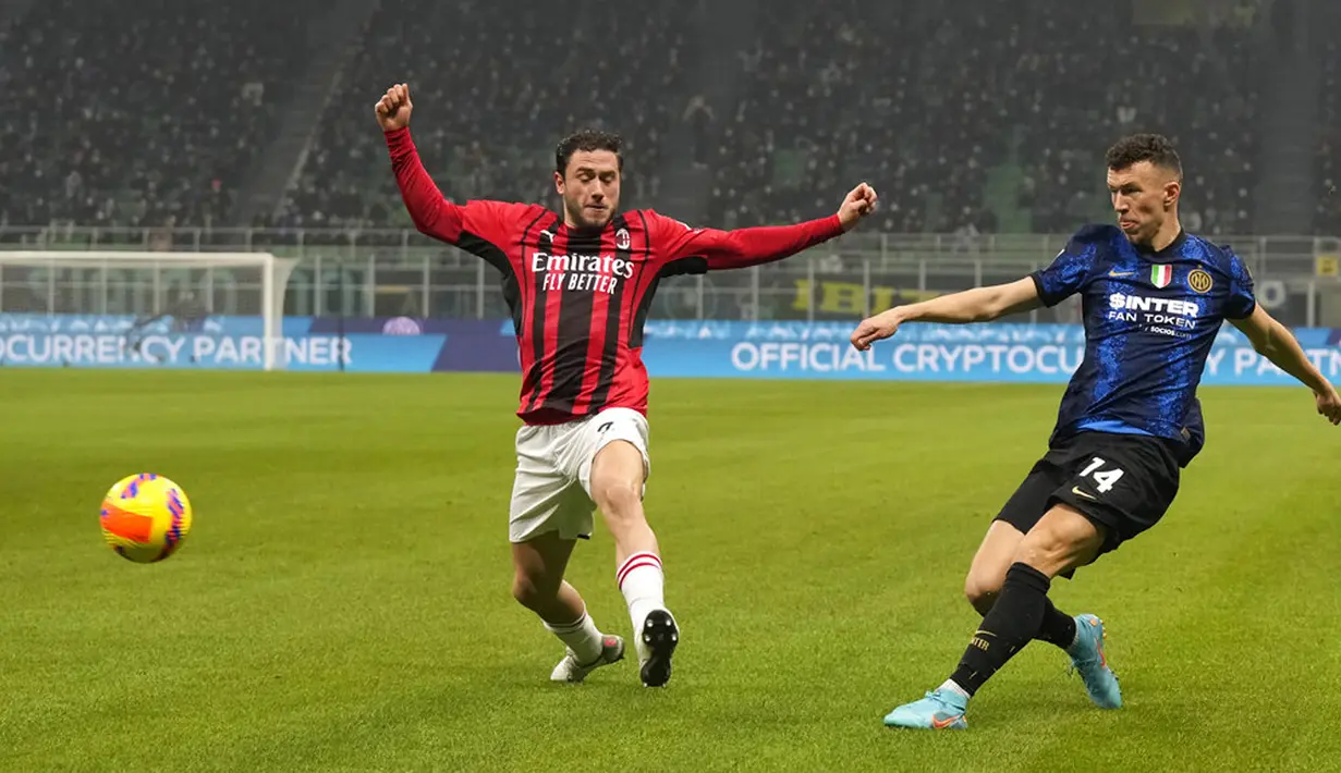 Pemain AC Milan Davide Calabria (kiri) mencoba untuk memblokir tembakan dari pemain Inter Milan Ivan Perisic pada pertandingan sepak bola Liga Italia di Stadion San Siro, Milan, Italia, 5 Februari 2022. AC Milan menang 2-1. (AP Photo/Antonio Calanni)
