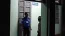 Seorang petugas berjaga di depan pintu kamar mayat rumah sakit di pinggiran kota Yangon, Myanmar, Minggu (29/1). Tersangka penembakan Ko Ni telah ditahan, namun hingga saat ini motif pelaku melakukan aksinya masih belum diketahui. (AP Photo/Thein Zaw)